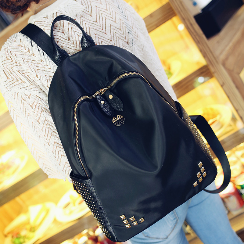 新款時尚日韓鉚釘雙肩包女尼龍大容量學院風學生書包旅行背包